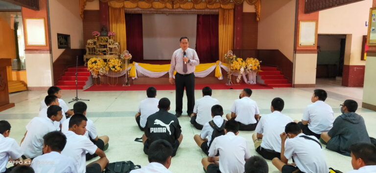 ผอ.เขษมชาติ อารีมิตร ให้โอวาทนักเรียน ก่อบสอบ O-NET ม.3
