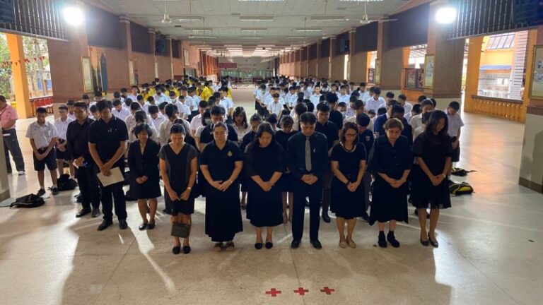 คณะครูและนักเรียนร่วมไว้อาลัยแก่ผู้เสียชีวิตที่จังหวัดนครราชสีมา